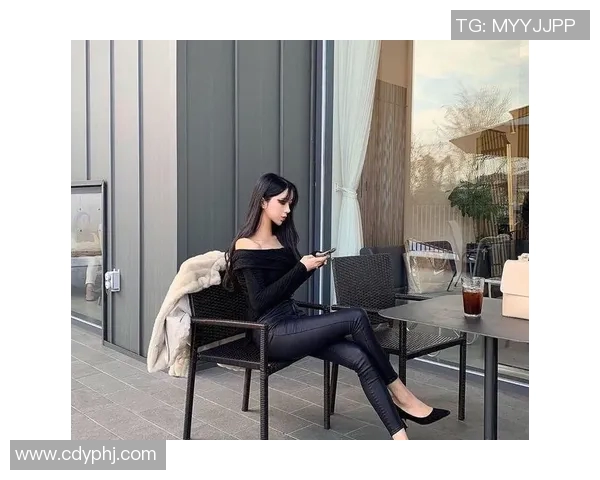 足球明星女友奢华游艇度假照片曝光尽显魅力与风采 足球明星女友奢华游艇度假照片曝光尽显魅力与风采