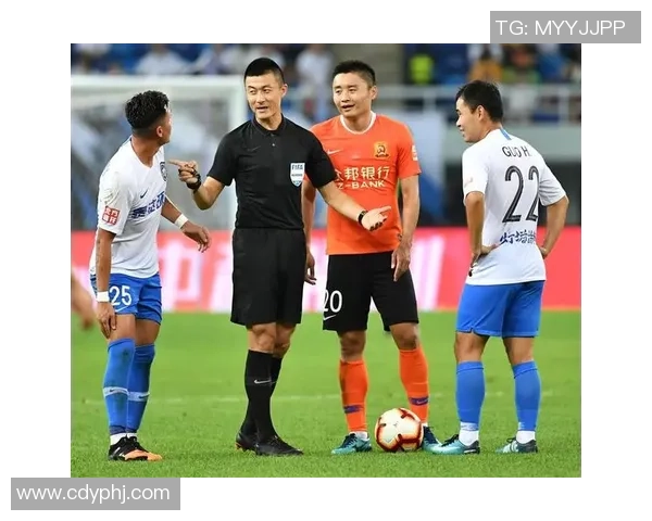 足球明星与裁判冲突引发热议赛场暴力行为再度成为焦点 足球明星与裁判冲突引发热议赛场暴力行为再度成为焦点